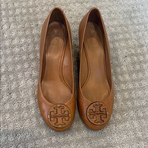 Tory Burch Sally 2.5” Wedge Heel Tumbled Leather Tonal Logo Size 10 Royal Tan